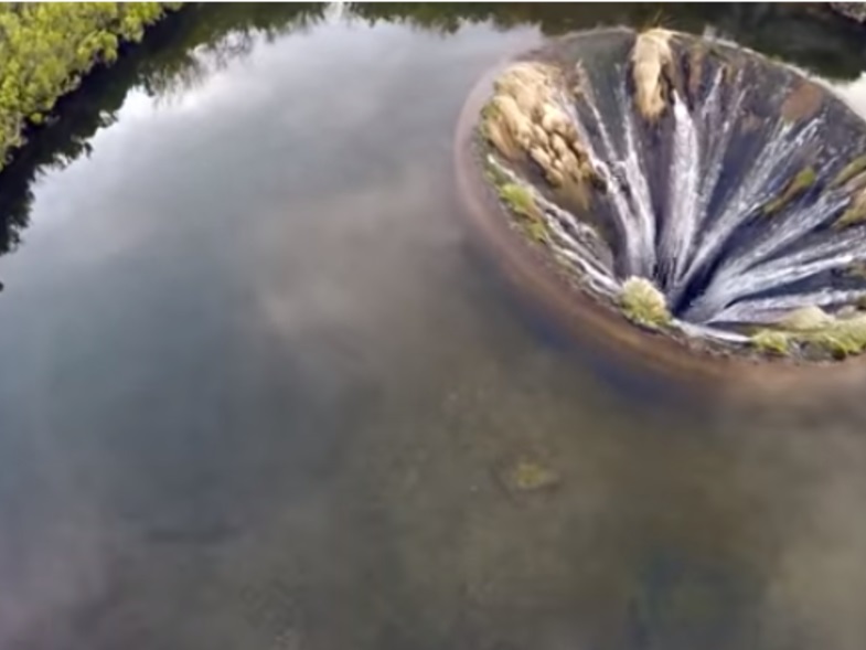 Η απόκοσμη τρύπα σε λίμνη της Πορτογαλίας που «ρουφάει» το νερό