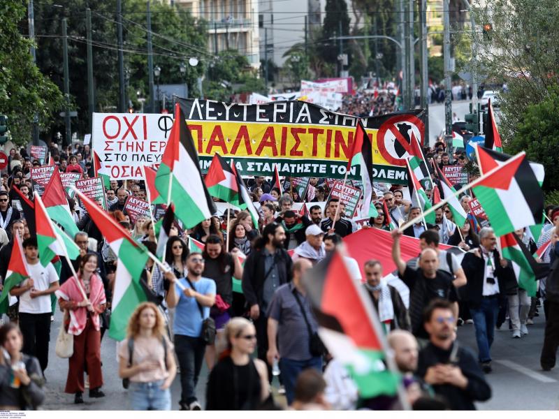 Πλημμύρισαν οι δρόμοι για την Παλαιστίνη: Χιλιάδες κόσμου στην πορεία προς την ισραηλινή πρεσβεία (Φωτογραφίες)