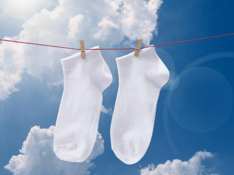 Ένα απλό κόλπο για να καθαρίσετε τους λεκέδες από τις λευκές κάλτσες