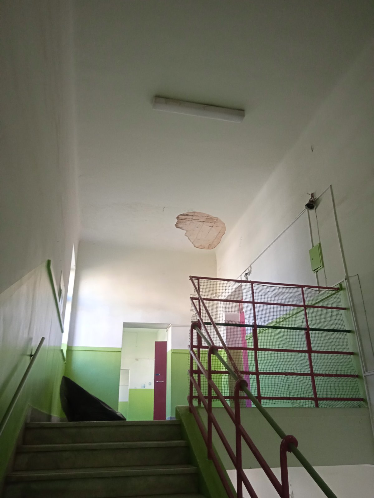 1ου Δημοτικού σχολείου Ηρακλείου Αττικής κατέρρευσε τμήμα της οροφής 