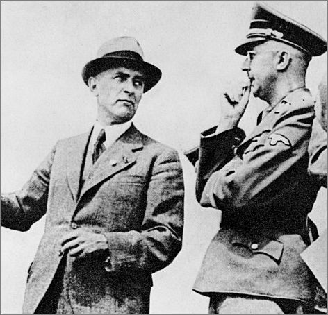 Ο επικεφαλής των SS Heinrich Himmler με τον Max Faust, μηχανικός της I. G. Farben