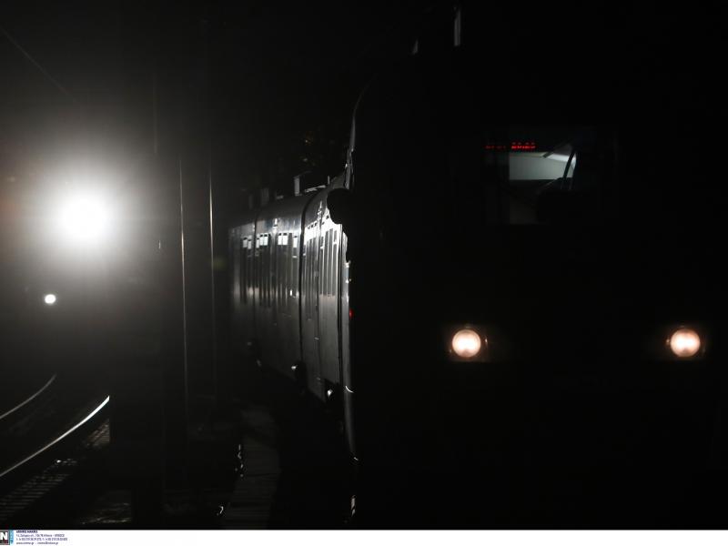 Τεράστια ταλαιπωρία για 300 επιβάτες τρένου στην Οινόη: Παραμένουν εγκλωβισμένοι από χθες