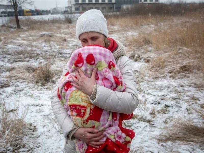 Ουκρανία, πόλεμος, παιδιά, γιαγιά, μωρό