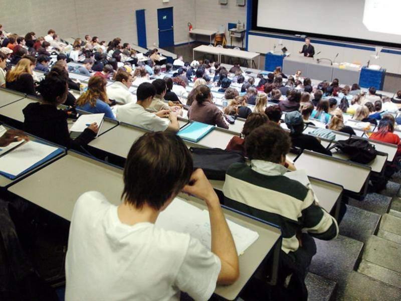 Η «μάχη των πανεπιστημίων» και ο μύθος για τους 40.000 Έλληνες που σπουδάζουν στο εξωτερικό