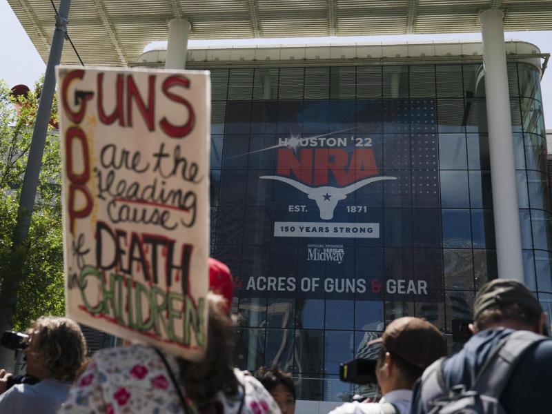 ΗΠΑ: Το λόμπι υπέρ της οπλοκατοχής έκανε κανονικά συνέδριο παρά το μακελειό σε σχολείο στο Τέξας