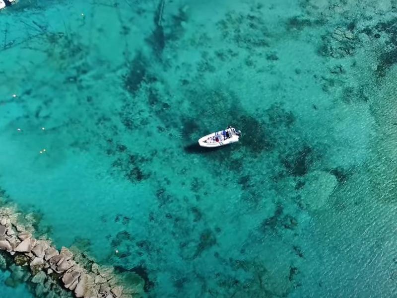 Βίντεο: Το πανέμορφο λιμάνι του Σαρωνικού με τα «εξωτικά» τιρκουάζ νερά