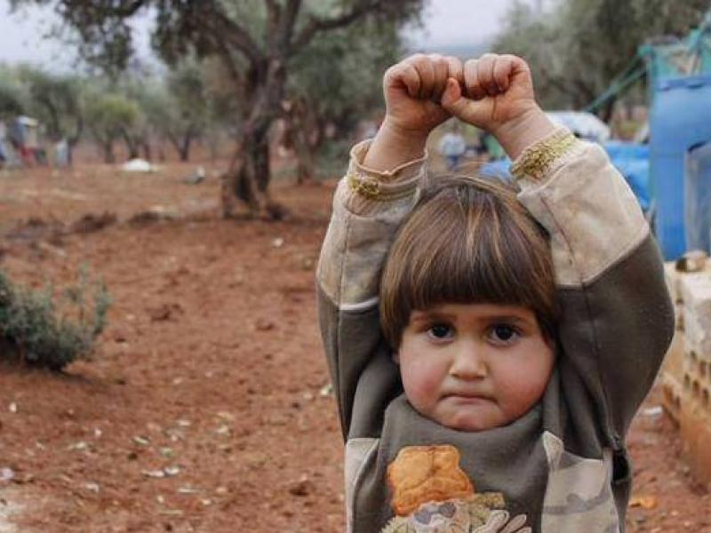 Μνήμες πολέμου και προσφυγιάς! Το παιδάκι από τη Συρία που μπέρδεψε την κάμερα με όπλο και «παραδόθηκε»