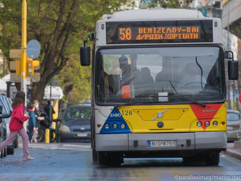 Θεσσαλονίκη: Οδηγοί λεωφορείου και Ι.Χ. πιάστηκαν στα χέρια μετά από τρακάρισμα 
