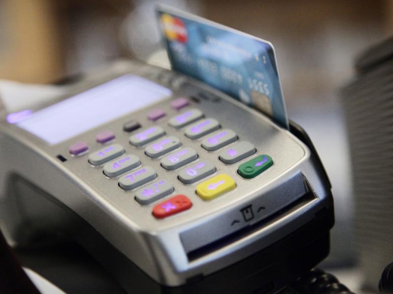 Ηλεκτρονικές συναλλαγές: Έρχονται νέα φορολογικά κίνητρα για την πληρωμή με κάρτα