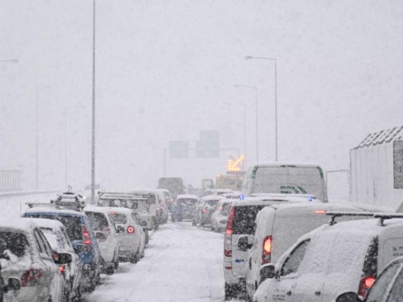 Χιόνια τώρα στα βόρεια της Αττικής – Κλειστοί δρόμοι - Στα «λευκά» ντύθηκε η Πάρνηθα 