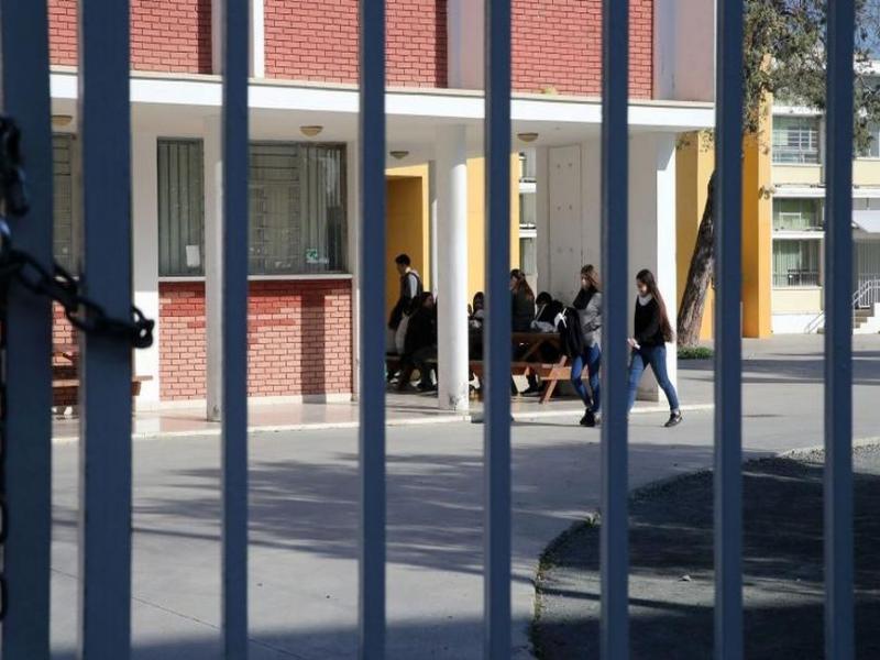 Σχολεία υπό κατάρρευση: Τραυματίστηκε μαθητής από πτώση σοβάδων και ένας άλλος γλύτωσε από τύχη
