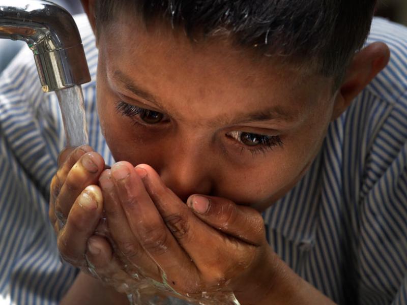 Παιδιά πίνουν νερό