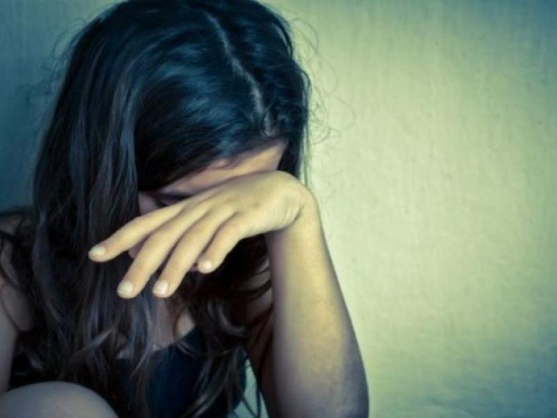 Φρίκη στην Αίγινα: Πώς αποκαλύφθηκε ο εφιάλτης που ζούσε η 25χρονη για 11 χρόνια στα χέρια του πατριού της