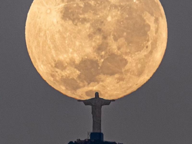 Βραζιλία: Μαγικές φωτογραφίες - Το άγαλμα του Ιησού στο Ρίο «σηκώνει» στα χέρια το φεγγάρι