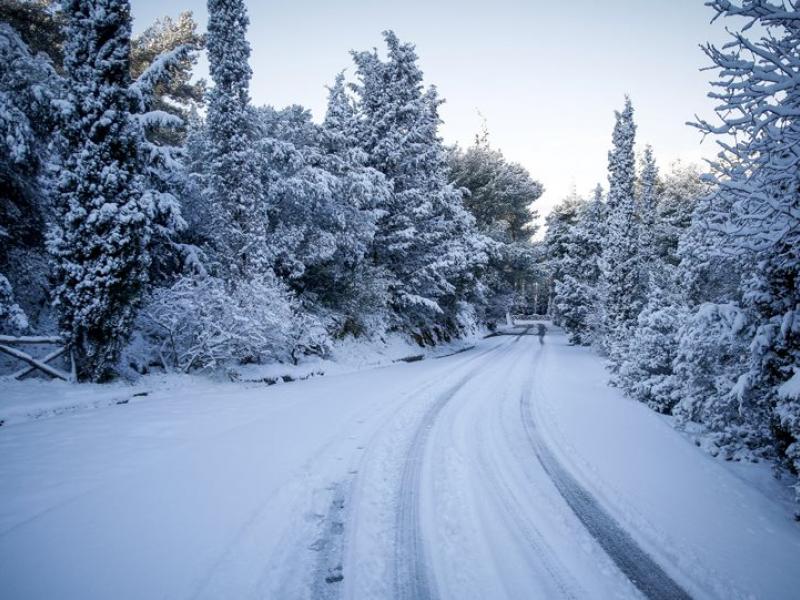 Χιόνια στην Πάρνηθα - Πού διακόπηκε η κυκλοφορία