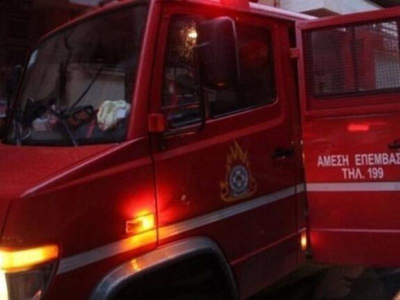 Φωτιά στη Μάνδρα: Στις φλόγες βυτιοφόρα δίπλα σε βενζινάδικο
