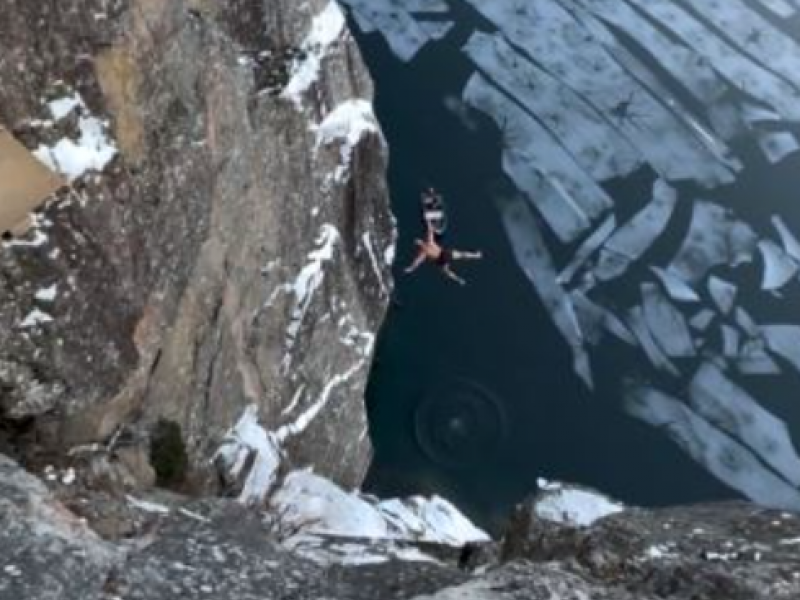 Νορβηγία: Άνδρας βουτά από τα 40,5 μέτρα στα παγωμένα νερά με την κοιλιά (Vid)