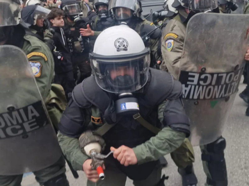Αστυνομική βία στη Θεσσαλονίκη: Βίντεο με ΜΑΤ να χτυπούν ρεπόρτερ στην πορεία για τα Τέμπη 