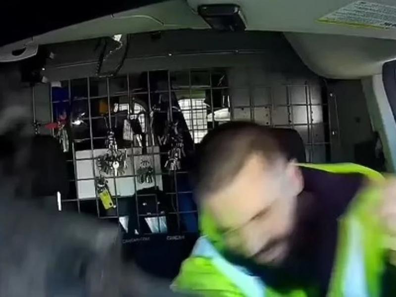 Αστυνομικός έριξε γροθιά σε οδηγό