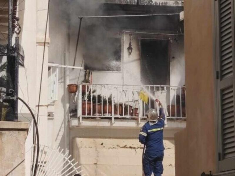 Φωτιά σε κτίριο στο κέντρο της Ερμούπολης: Κινδύνευσε γυναίκα