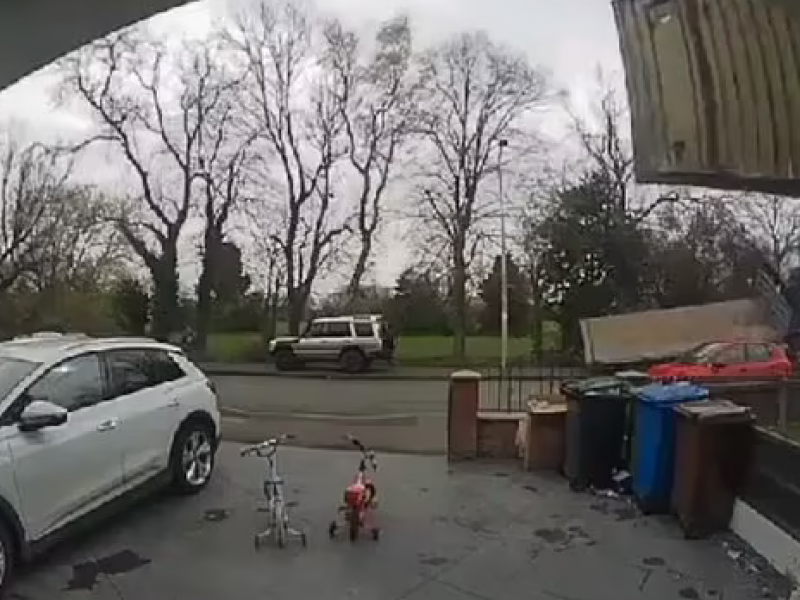 Σοκαριστικό! Κοριτσάκι αποφεύγει γερανό πριν πέσει στο σπίτι του (Βίντεο)