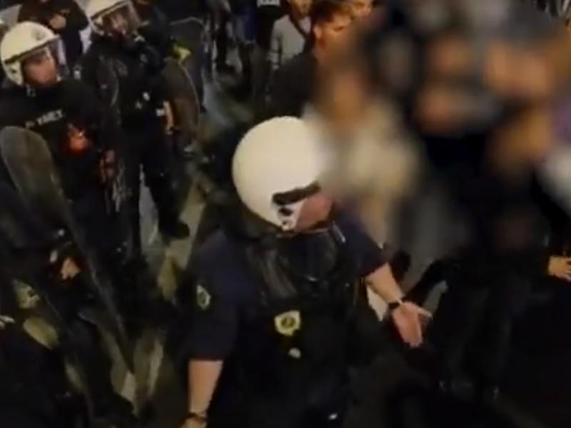 Απαράδεκτο - Αστυνομικός βρίζει διαδηλωτή σε συγκέντρωση διαμαρτυρίας για τις γυναικοκτονίες :«Έλα εδώ ρε μ…α»