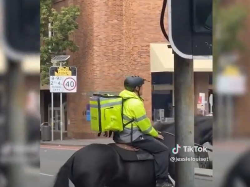 Απίστευτο βίντεο: Διανομέας κάνει ντελίβερι με άλογο