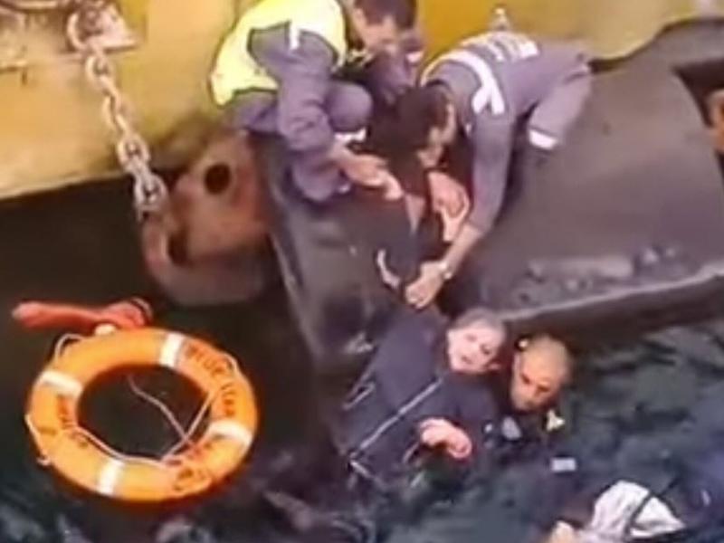 Αναστάτωση στο λιμάνι του Πειραιά: Γυναίκα έπεσε στη θάλασσα όταν προσπάθησε να πιάσει τη βαλίτσα της (Video)