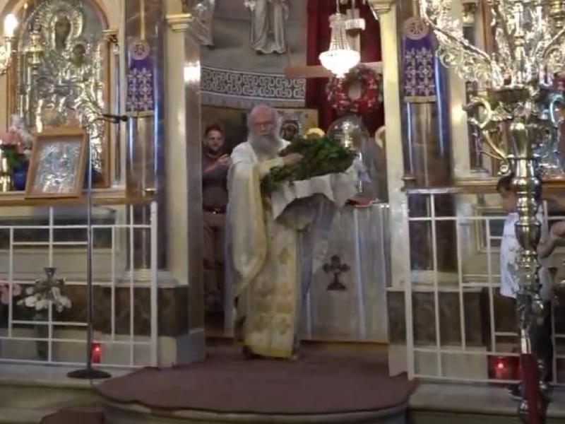 Χίος: Ο «ιπτάμενος» ιερέας έκλεψε την παράσταση στην Πρώτη Ανάσταση (Βίντεο)