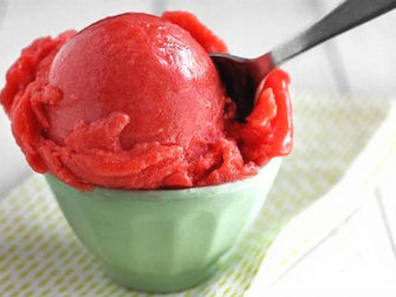 Σορμπέ φράουλα: Σπιτικό ελαφρύ παγωτό για όλους