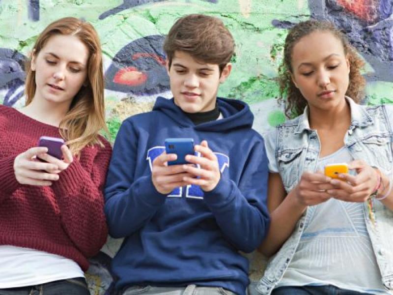 Ερευνα - «καμπανάκι»: Για πάνω τους μισούς έφηβους της χώρας, οι γονείς αγνοούν τι κάνουν στο διαδίκτυο...