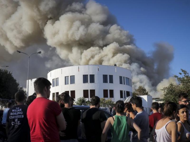 Στο δρόμο οι φοιτητές της Εστίας που καταστράφηκε από πυρκαγιά
