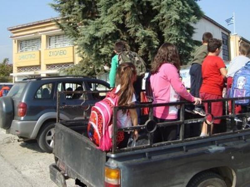 Οι μαθητές μεταφέρονται στο σχολείο πάνω σε καρότσα αγροτικού