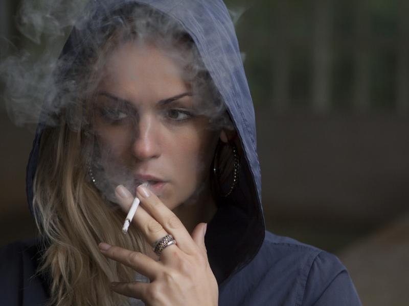 Κάπνισμα: Με τι απειλούν την υγεία τα κατάλοιπα καπνού σε έπιπλα και κουρτίνες
