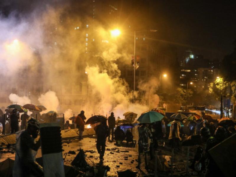 Χονγκ Κονγκ: Η αστυνομία έσπασε τα οδοφράγματα και προσπαθεί να εισβάλλει στο Πολυτεχνείο
