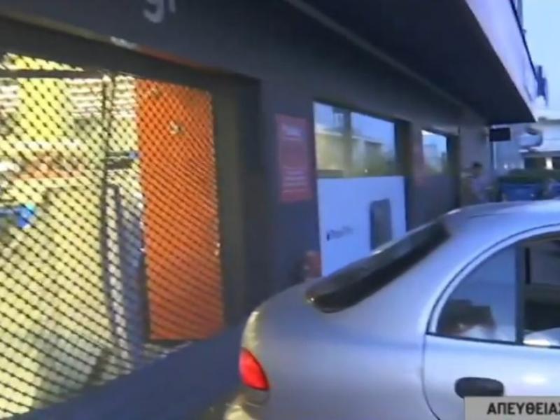 Αγία Παρασκευή: «Μπούκαραν» με αυτοκίνητο σε κατάστημα για να κλέψουν