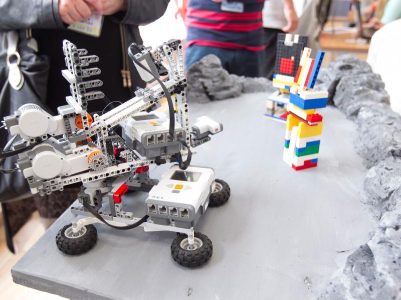 Minders: Σχολική ομάδα ετοιμάζει τον... «φίλο ρομπότ»