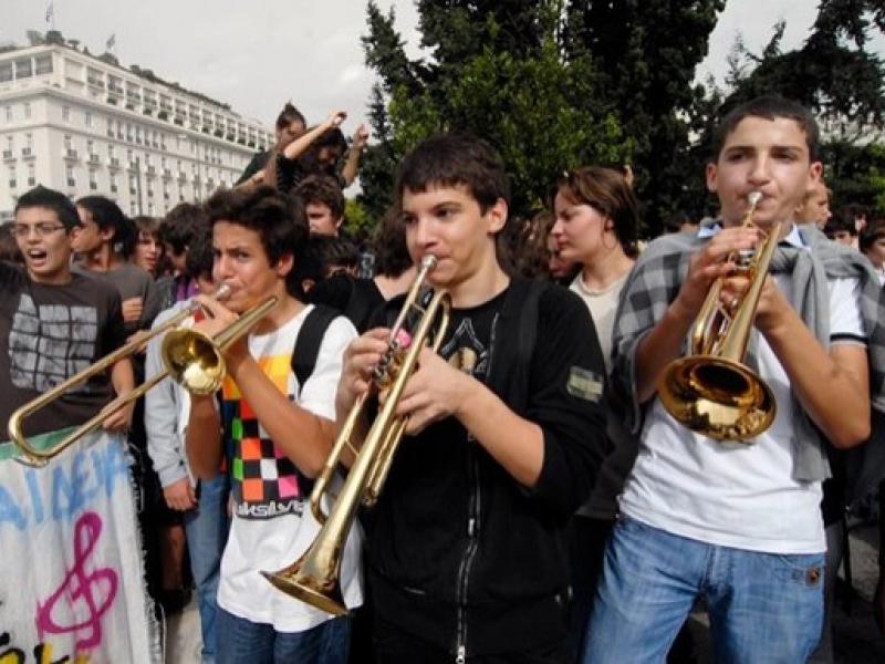 Μουσικά σχολεία: Το ΥΠΑΙΘΑ ξέχασε (!) να διορθώσει λάθος και απομακρύνθηκαν μαθητές! 
