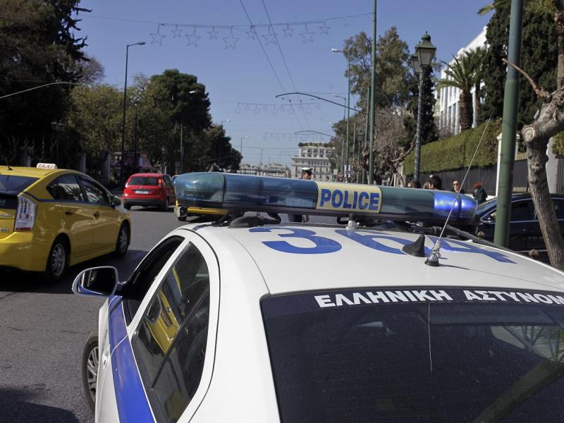 Τροχαίο στη λεωφόρο Αθηνών: Αυτοκίνητο έπεσε πάνω σε περιπολικό- Ένας τραυματίας αστυνομικός