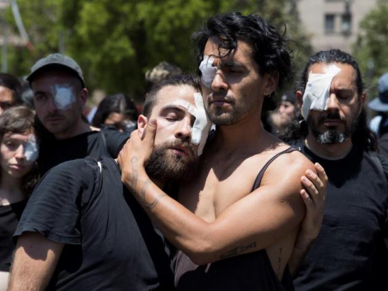 Χιλή: Πορεία ανθρώπων που χτυπήθηκαν από πλαστικές σφαίρες του στρατού σε διαδηλώσεις 