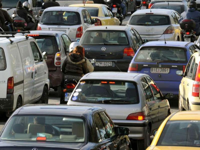 Έλληνες οδηγοί: Κλείνουν τη ΛΕΑ, κρατούν μικρές αποστάσεις, είναι αγενείς, αλλά δεν προσπερνούν από δεξιά
