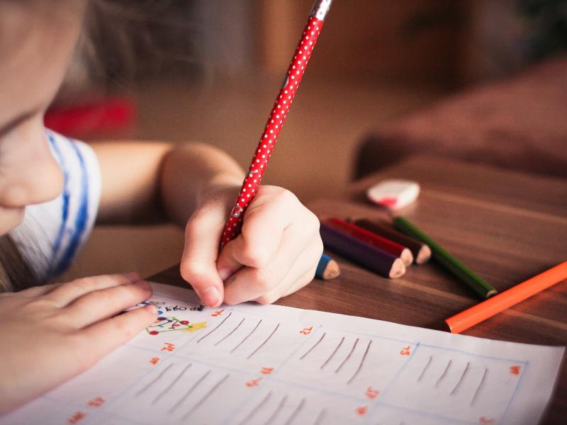 Γονείς: Πώς να βοηθήσετε το παιδί να μάθει ορθογραφία