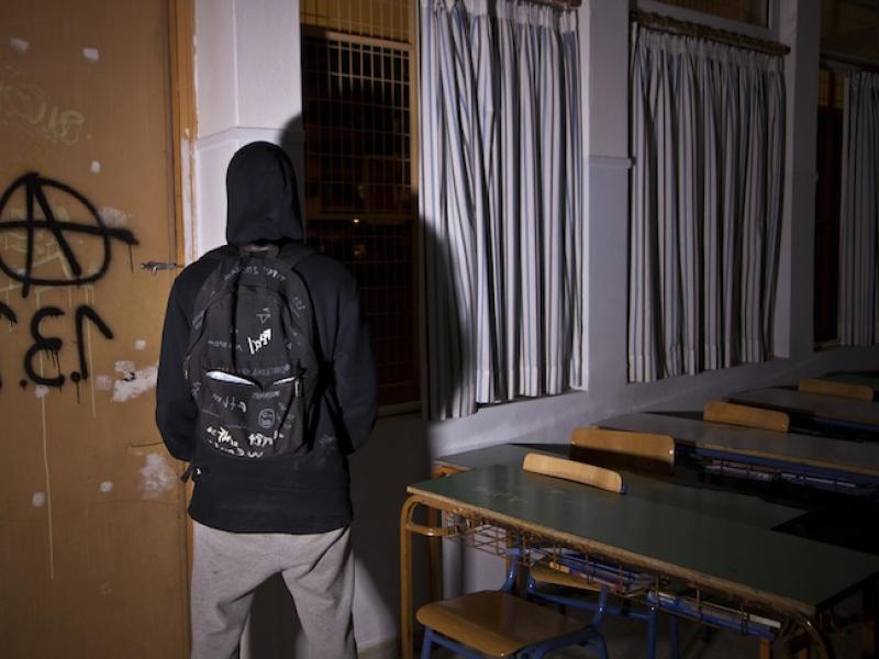 Ωραιόκαστρο: Επίθεση κουκουλοφόρων σε φύλακα δημοτικού σχολείου