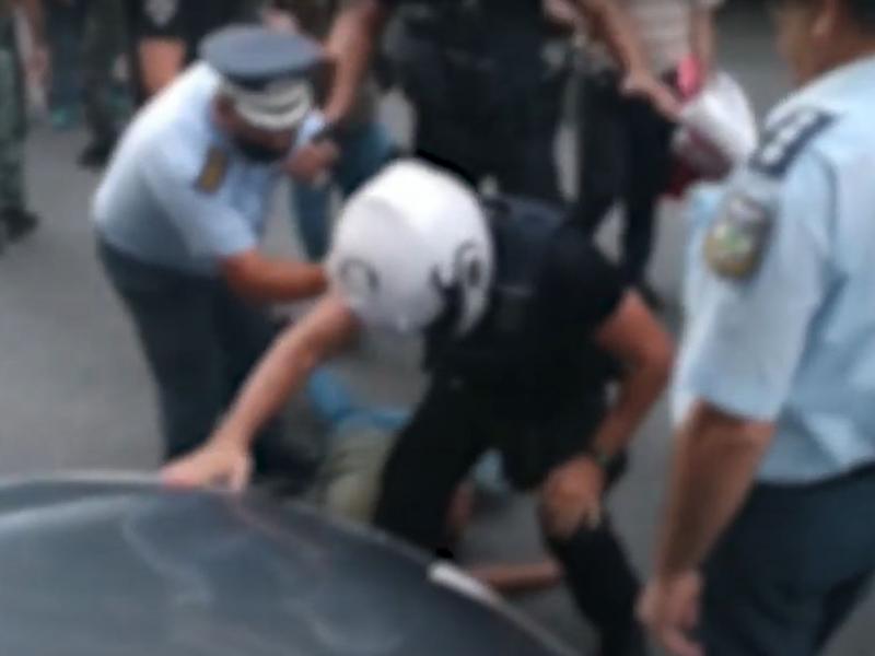 Βίντεο: Αστυνομικός πιέζει με το γόνατο τον αυχένα διαδηλωτή έξω από το τουρκικό προξενείο στη Θεσσαλονίκη