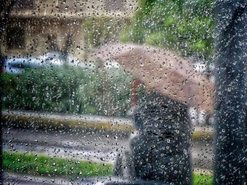 Βροχές και καταιγίδες από το απόγευμα – Παραμένουν οι χαμηλές θερμοκρασίες