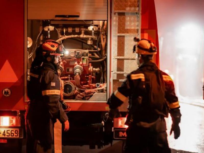 Βυτιοφόρο πήρε φωτιά στην εθνική οδό Αθηνών - Κορίνθου - Φόβοι για εκρήξεις