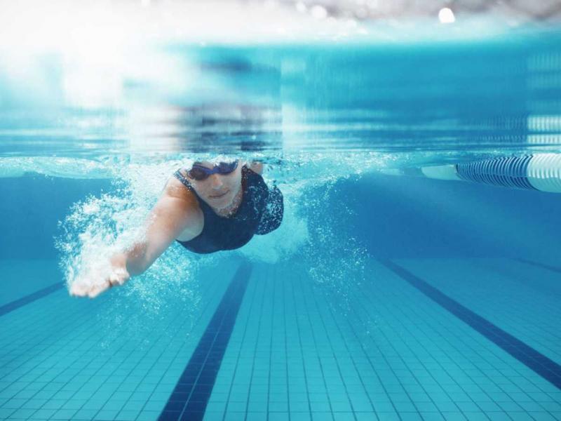 Πόση ώρα να κολυμπήσουμε για να κάψουμε λίπος στο νερό; - ιδέες ασκήσεων 