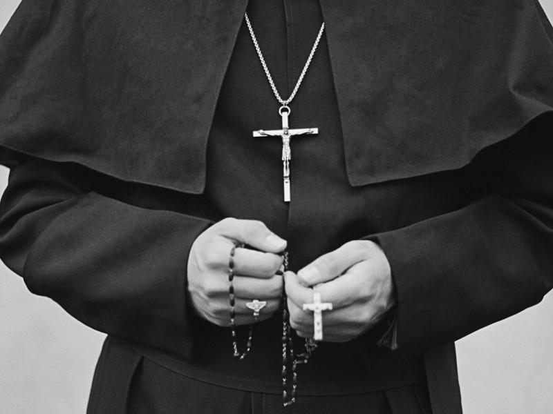 Συνελήφθη ιερέας για σεξουαλικά εγκλήματα – Συμμετείχε σε όργιο