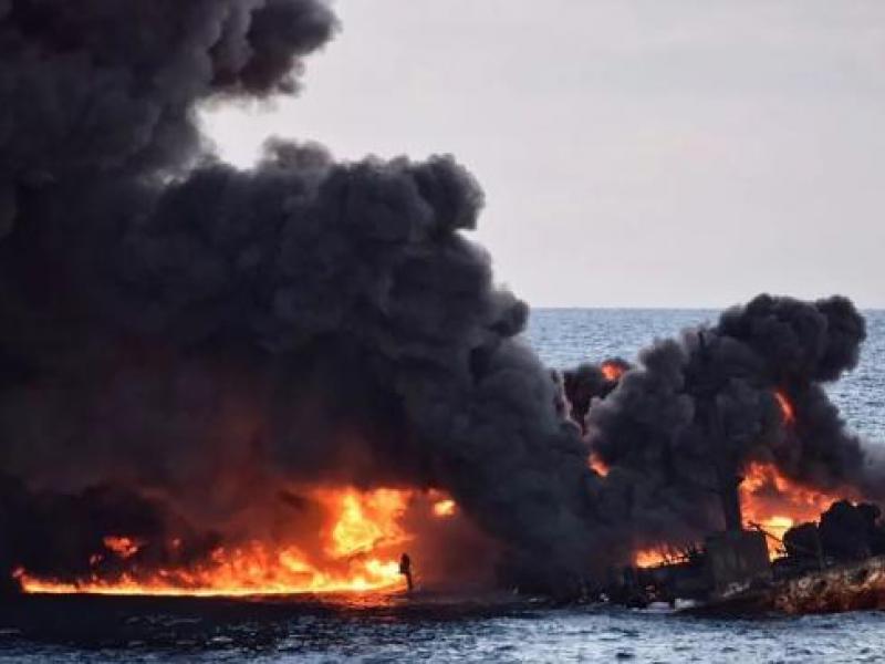 Νέα περιβαλλοντική καταστροφή από τη βύθιση του ιρανικού δεξαμενόπλοιου στην Ανατολική Σινική Θάλασσα;