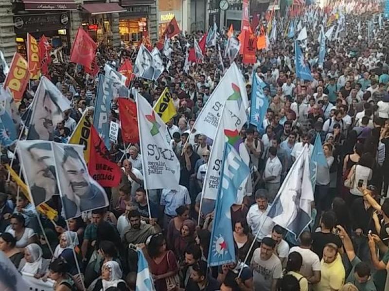 Ξύλο και δακρυγόνα στην Κωνσταντινούπολη σε διαδήλωση διαμαρτυρίας για τις δολοφονίες 